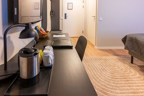 Escritorio, wifi gratis, ropa de cama