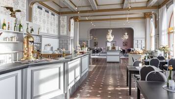 Free buffet breakfast on weekdays