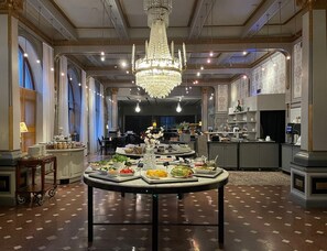 Free daily buffet breakfast  - First Hotel Statt Örnsköldsvik (Ornskoldsvik)