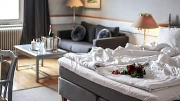 Superior Double Room, Sea View | Individually decorated, desk, free WiFi, bed sheets