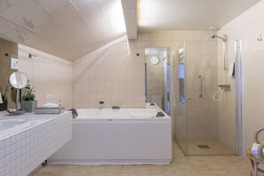 Deluxe Double Room, Jetted Tub | Bathroom | Shower, hair dryer, towels, soap - First Hotel Statt Örnsköldsvik (Ornskoldsvik)
