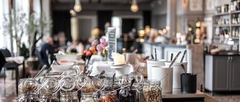 Free buffet breakfast on weekdays