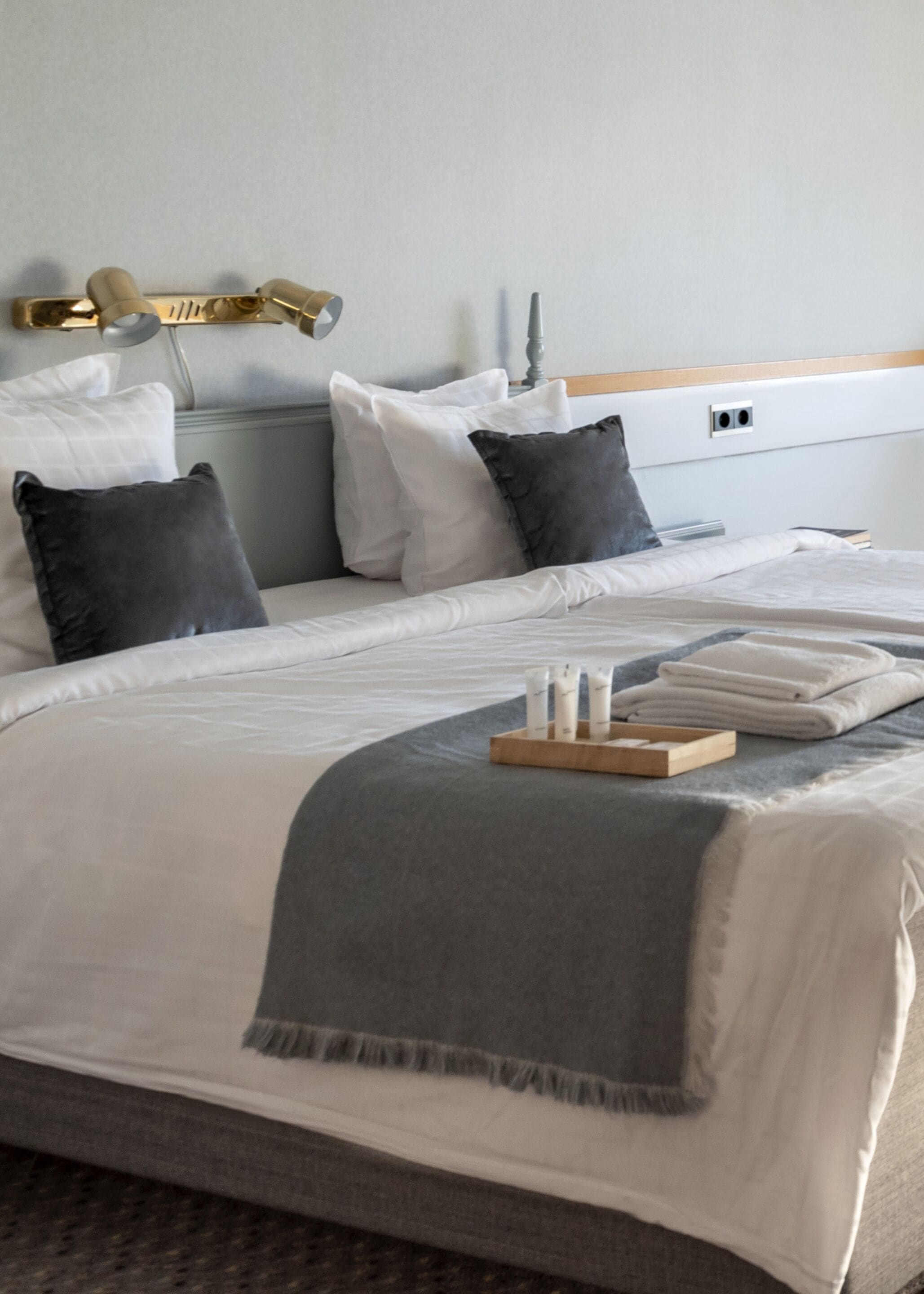 Decoración personalizada, escritorio, wifi gratis y ropa de cama 