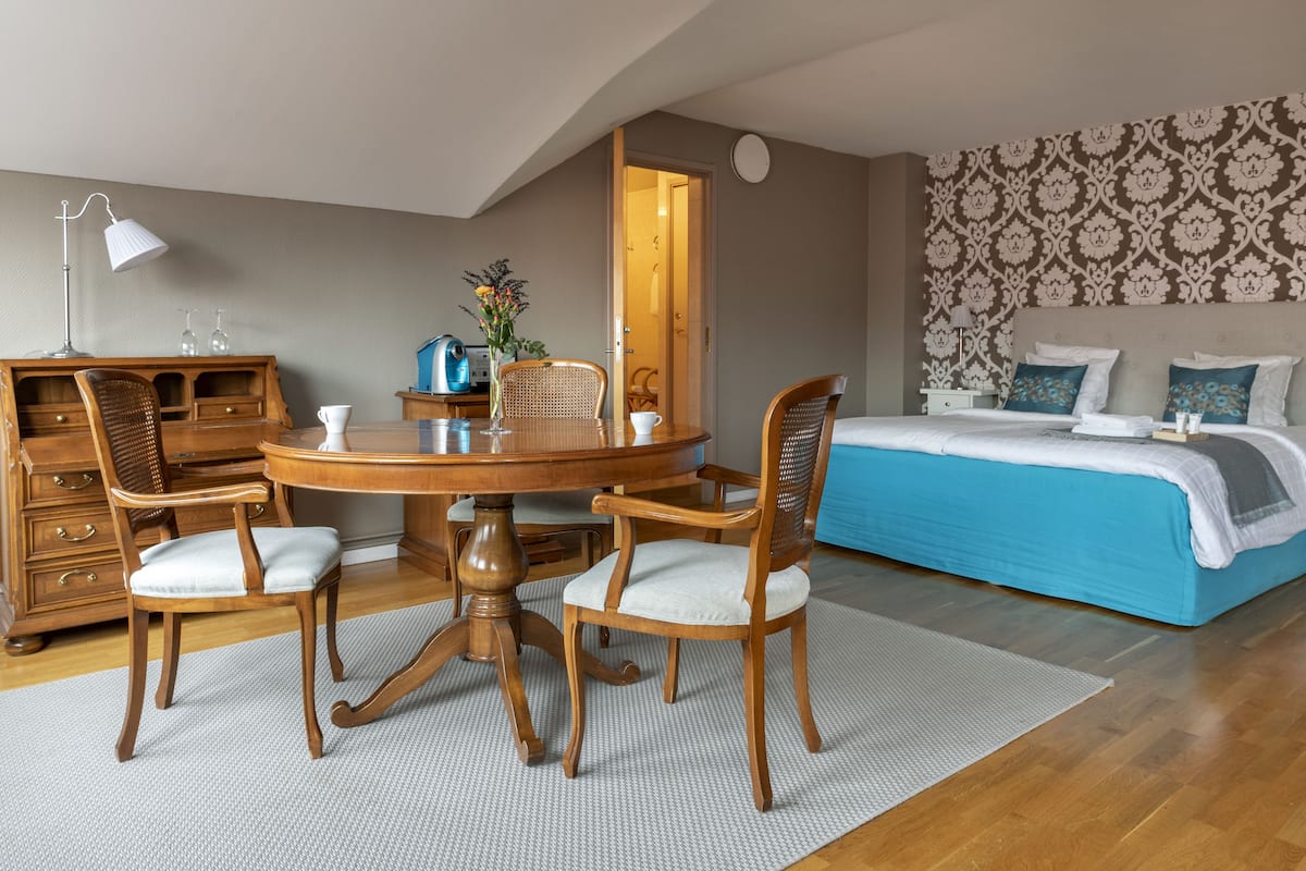 Deluxe Double Room, Jetted Tub | Desk, free WiFi, individually decorated, bed sheets