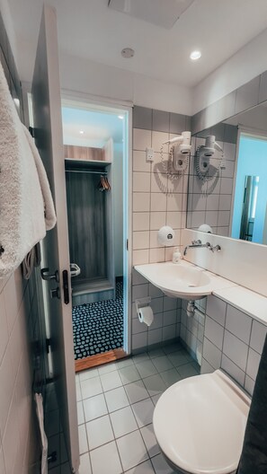Good Morning Double Room | Phòng tắm | Buồng tắm vòi sen, đồ dùng nhà tắm thân thiện với môi trường 
