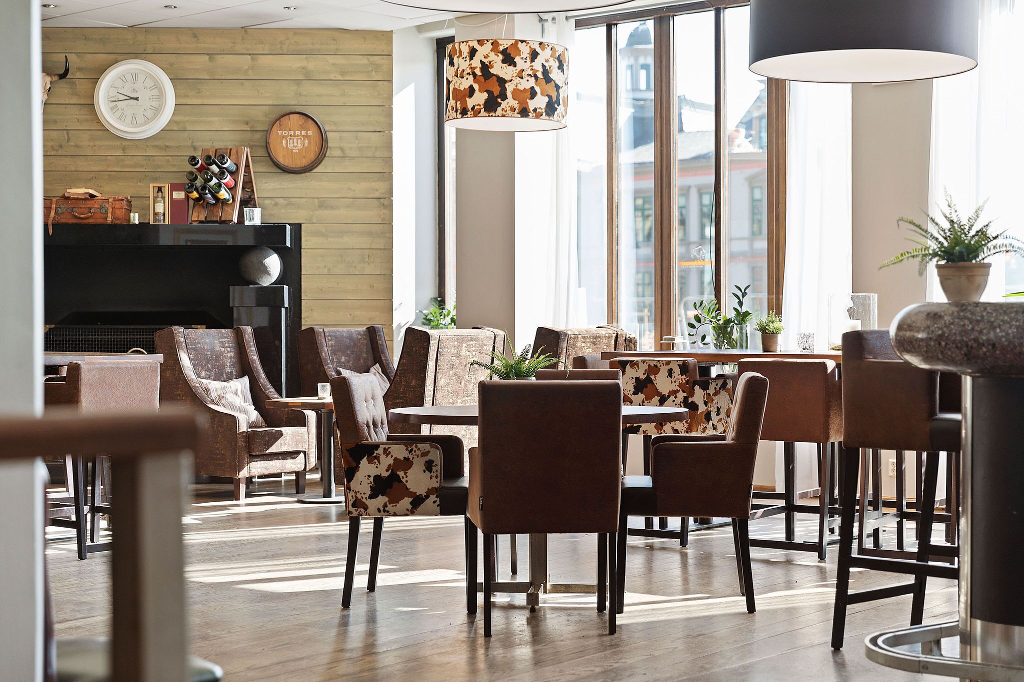 供應午餐及晚餐；本地菜