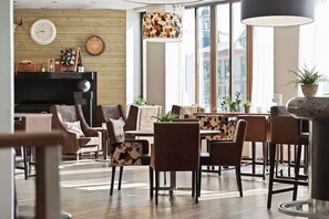 Déjeuner et dîner servis sur place, spécialités Cuisine locale