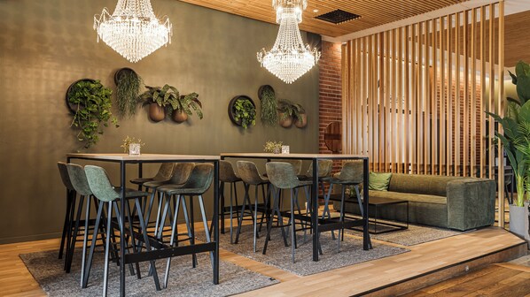 S'hi serveixen dinars, sopars i plats de cuina local 