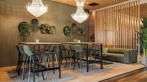 Dîner et souper servis sur place, cuisine locale
