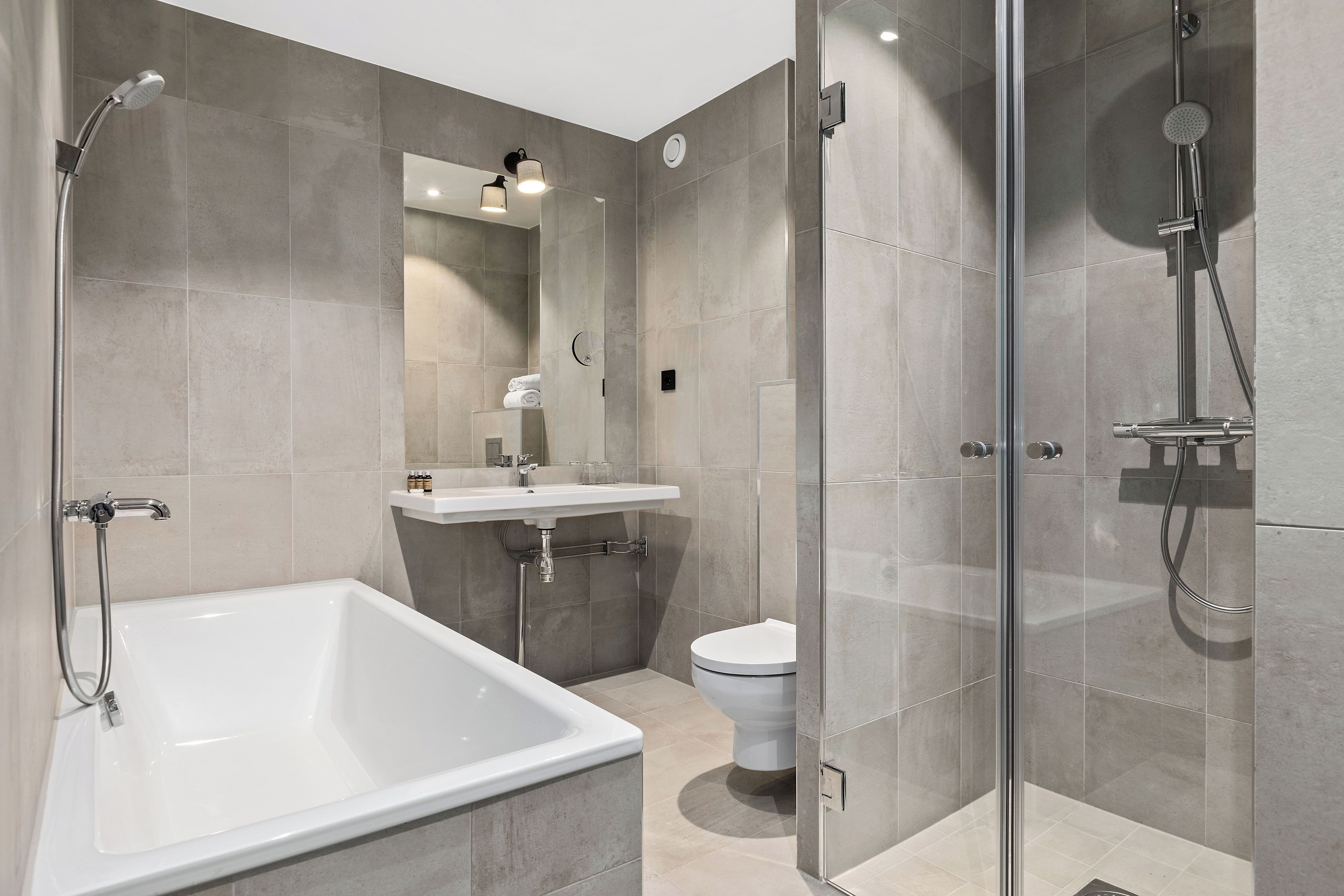 Articles de toilette écologiques, sèche-cheveux, serviettes fournies