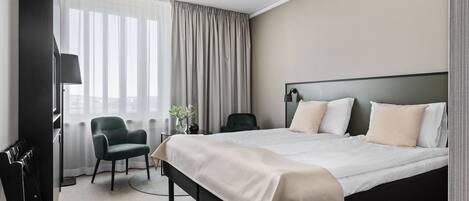 Blackout drapes, free WiFi, bed sheets