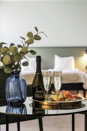 Tvåbäddsrum Deluxe | Mörkläggningsgardiner, gratis wi-fi och sängkläder