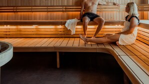 Una sauna con bancos de madera y techo inclinado.
