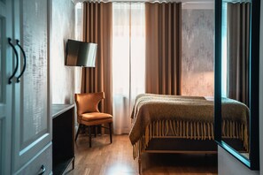 Queen room 140cm Bed | Màn/rèm cản sáng, bàn ủi/dụng cụ ủi quần áo 