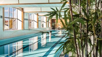 Indendørs pool, åben fra kl. 06.00 til kl. 22.00, liggestole
