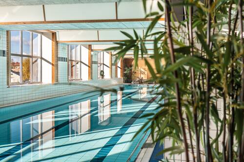 Inomhuspool med öppettider 05.00 till 22.00, och solstolar