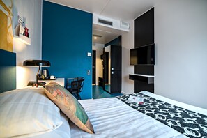 Standard Single Room | In-room safe, desk, laptop workspace, blackout drapes