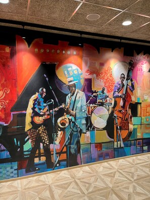 Un mural vibrante que muestra a músicos actuando.