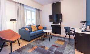 高级房, 1 张特大床 (extra bed possibility) | 客房内保险箱、办公桌、笔记本电脑工作区、遮光窗帘