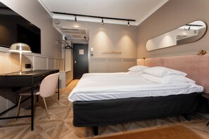 Standard Twin Room | In-room safe, desk, laptop workspace, blackout drapes
