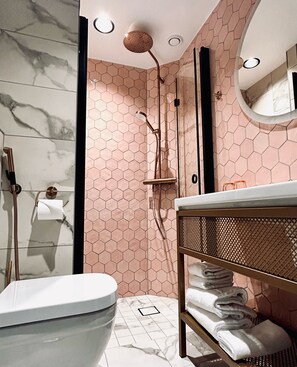 Chambre Standard avec lits jumeaux | Salle de bain | Séchoir à cheveux, bidet, serviettes fournies