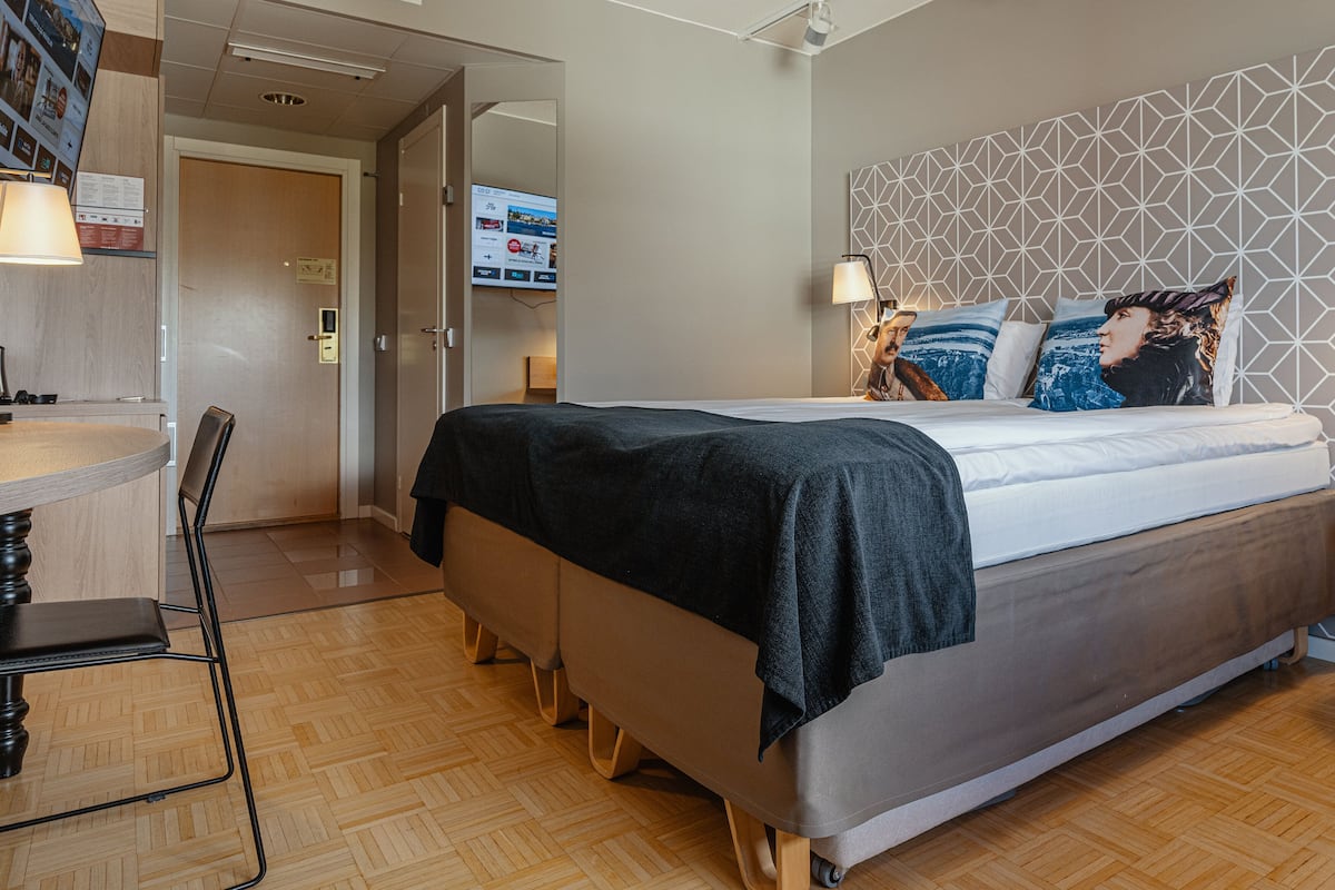 Standard Room, 1 King Bed (with sofabed) | In-room safe, desk, iron/ironing board, free WiFi