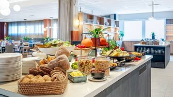 Free daily buffet breakfast