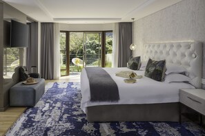 Suite (Mountain Facing) | Ropa de cama hipoalergénica y minibar 