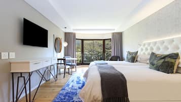 Une chambre moderne avec un grand lit, un bureau et une télévision.