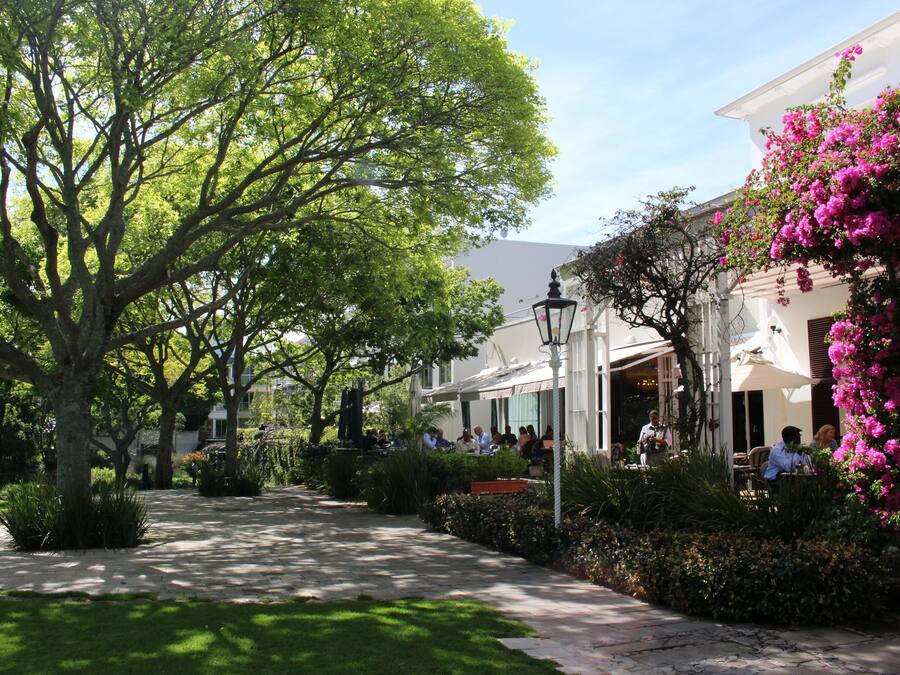 2 restaurantes: opção de café da manhã, almoço e jantar