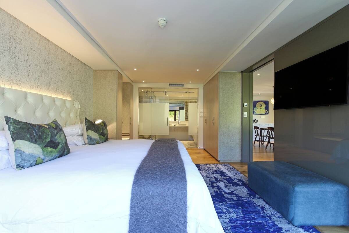 Superior Suite, 1 King Bed, Mountain View (Mountain Suite) | Hypo-allergenic bedding available, minibar, in-room safe, desk