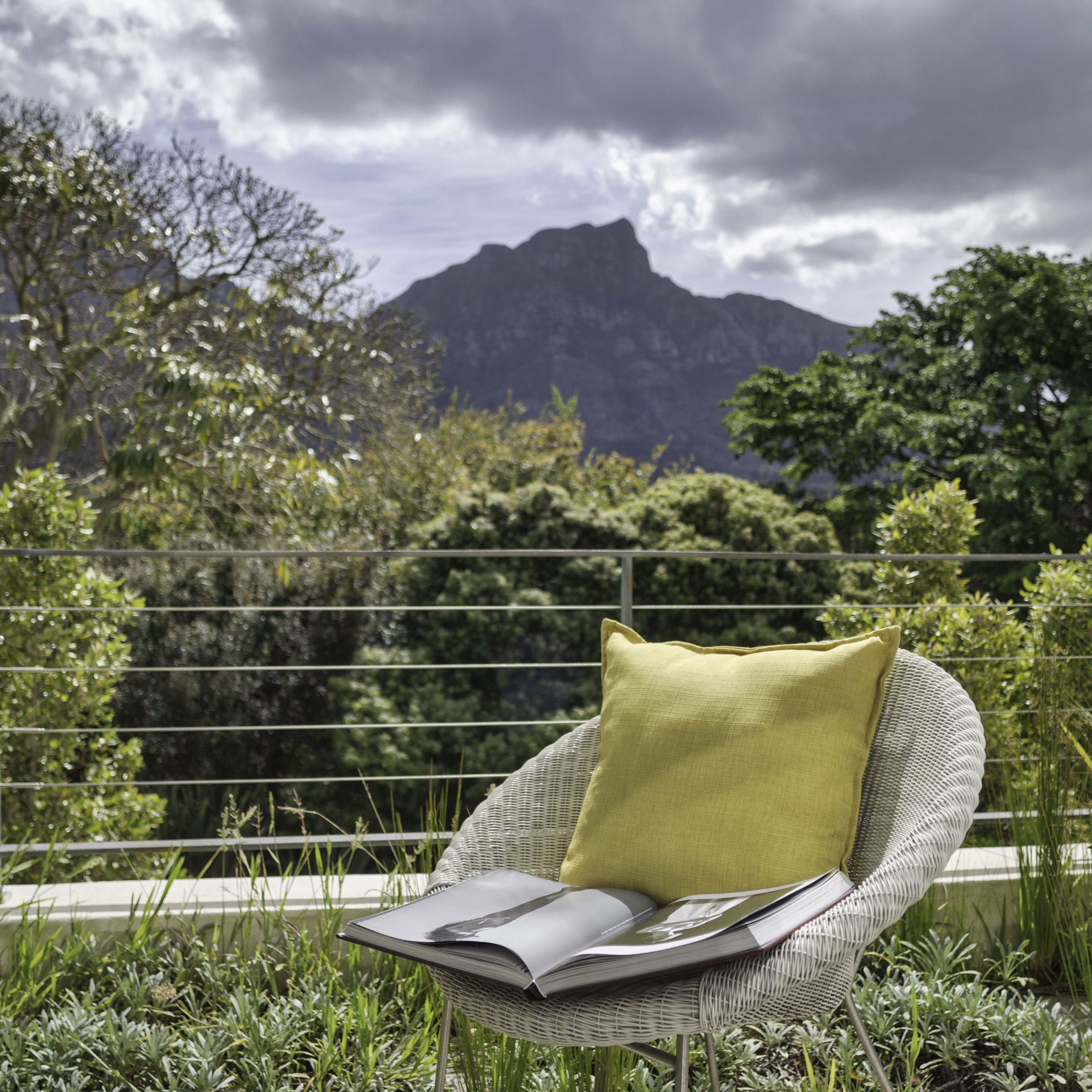 Suite (Mountain Facing) | Biancheria da letto ipoallergenica, minibar, una cassaforte in camera