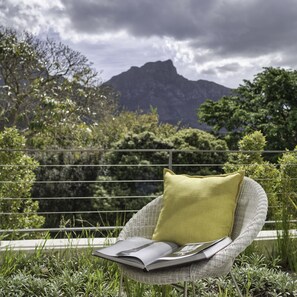 Suite (Mountain Facing) | Hypo-allergenic bedding, minibar, in-room safe, desk