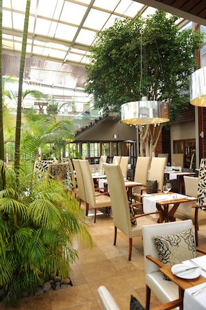 2 restaurants, spécialités Cuisine internationale