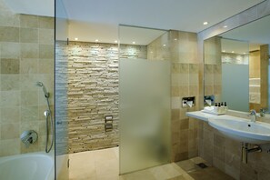 Badewanne und Dusche (separat), kostenlose Toilettenartikel