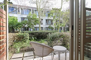 Standard Room, 1 King Bed, Courtyard View | Courtyard view