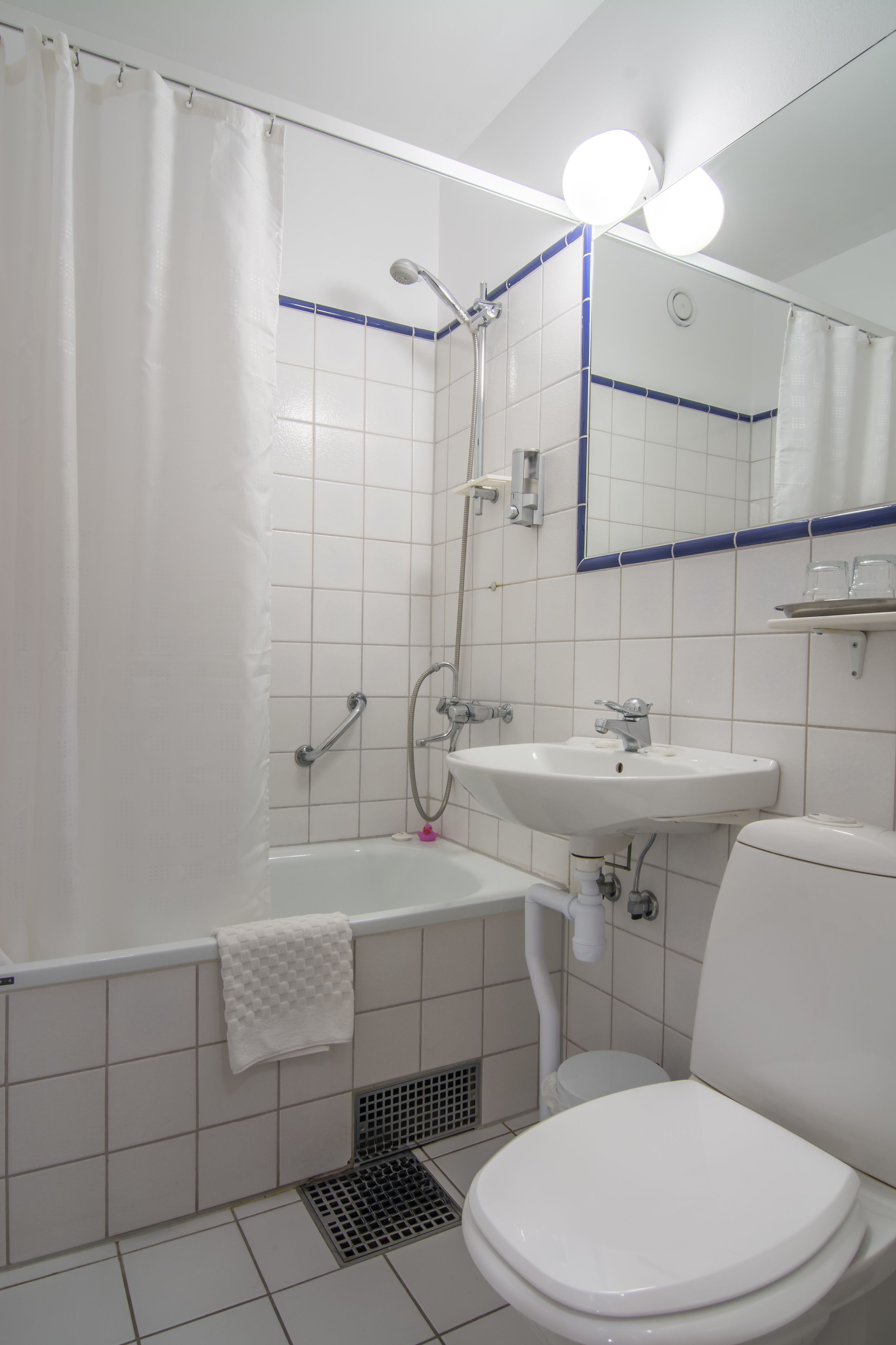 standard single room | bathroom | combined shower/bathtub, hair dryer, towels