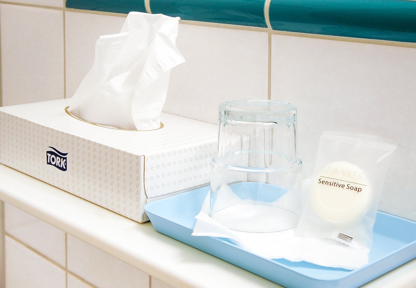 combined shower/bathtub, hair dryer, towels