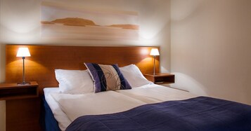Escritorio, wifi gratis y ropa de cama 