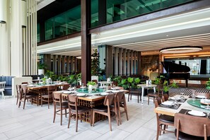 Se sirven desayunos, comidas y cocina japonesa con vista al jardín
