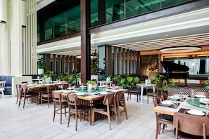 Se sirven desayunos, comidas y cocina japonesa con vista al jardín