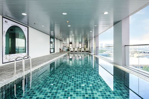 屋内プール、営業時間 7:00 ~ 20:00、プール パラソル