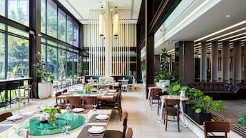 Se sirven desayunos, comidas y cocina japonesa con vista al jardín