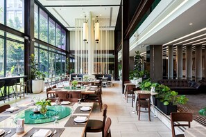 Breakfast, lunch, dinner served; Japanese cuisine, garden views - TK Palace Hotel & Convention (Bangkok)