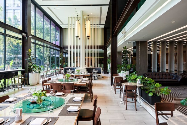 Se sirven desayunos, comidas y cocina japonesa con vista al jardín