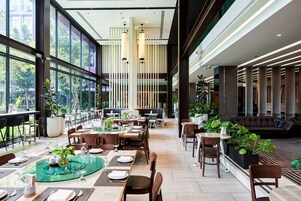 Se sirven desayunos, comidas y cocina japonesa con vista al jardín