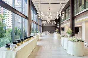 Indoor wedding - TK Palace Hotel & Convention (Bangkok)