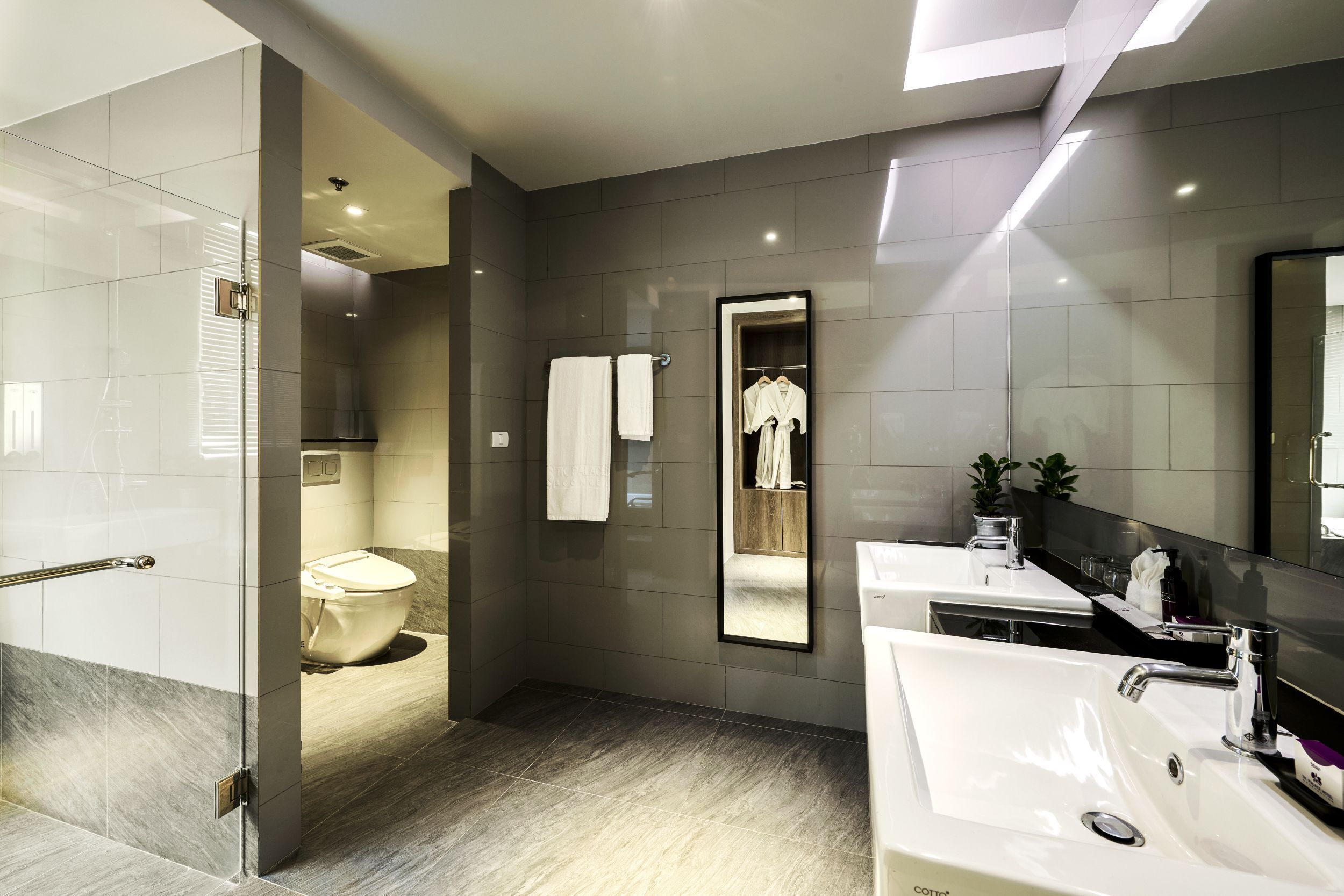 Mini Suite | Baño | Albornoces, zapatillas, toallas y jabón