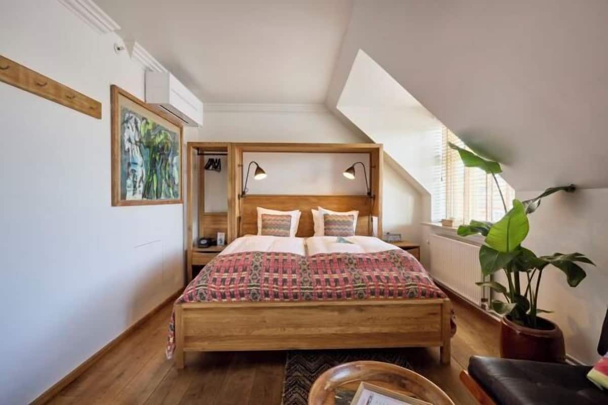 1 bedroom, premium bedding, soundproofing, free WiFi