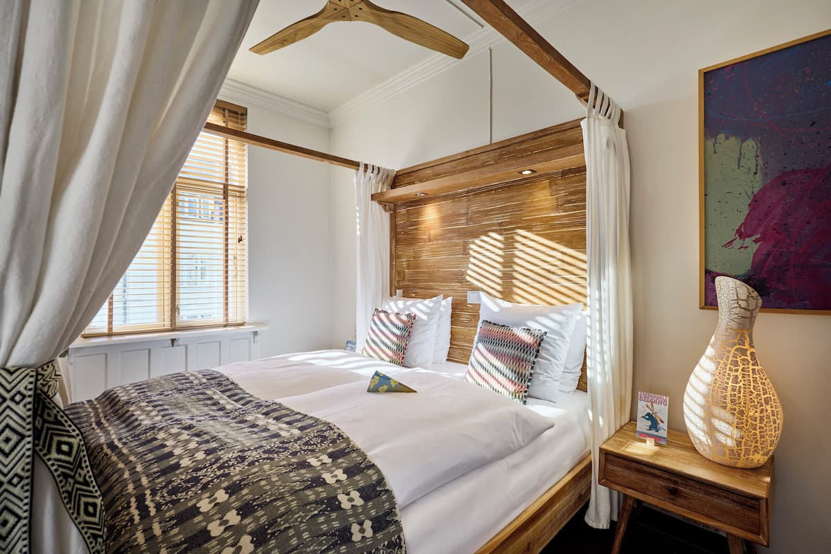 Doppelzimmer | Hochwertige Bettwaren, Zimmersafe, kostenloses WLAN, Bettwäsche
